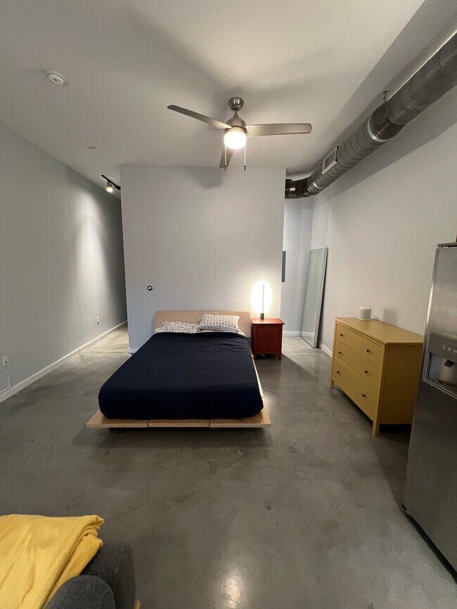 Building Photo - 2124 E 6th St