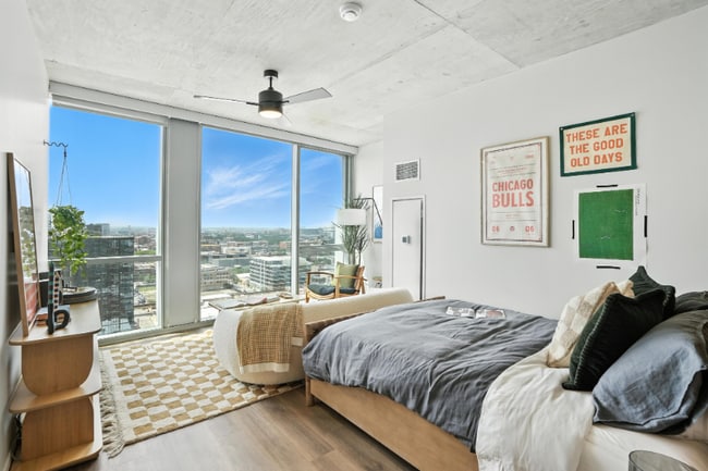 Primary Photo - 1118 W Carroll Ave