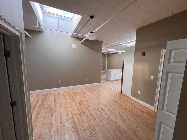 Building Photo - 158 Main St