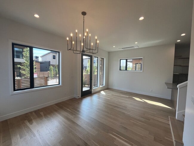 Building Photo - Like-New Townhome in the Gorgeous Terrane ...