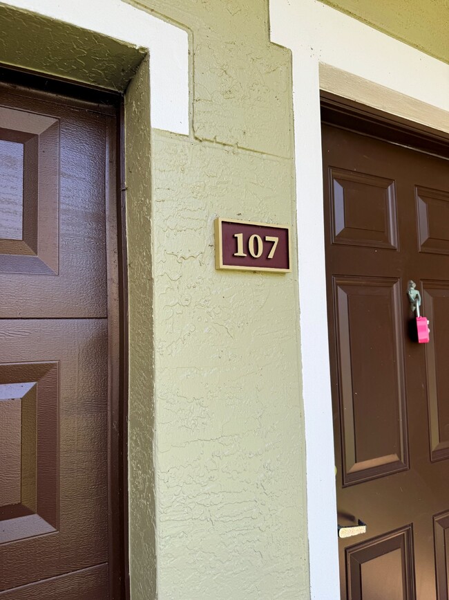 Building Photo - Las Palmas One-Bedroom townhouse with garage