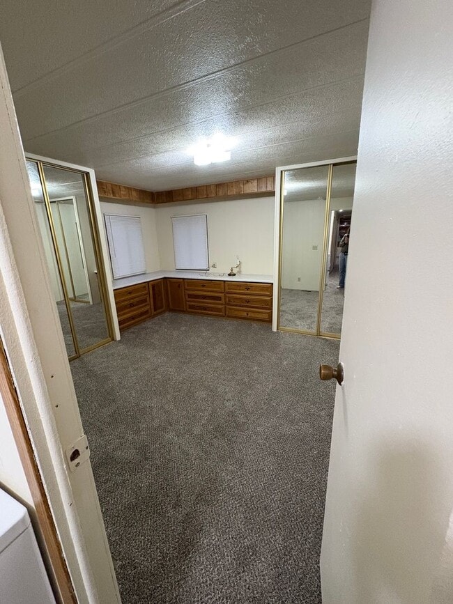 Building Photo - Country Living!