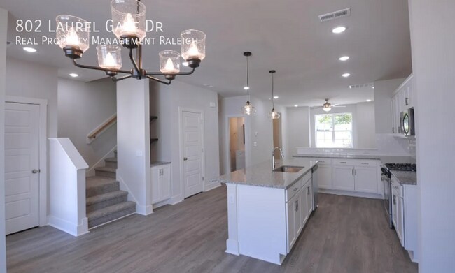 Building Photo - 802 Laurel Gate Dr