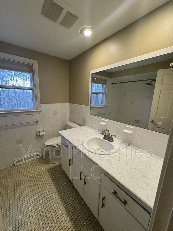 Building Photo - 15 Rivercrest Dr