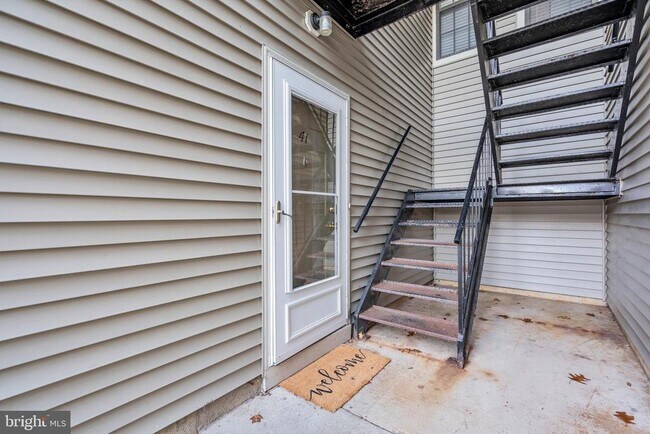 Building Photo - 41 Summit Ct