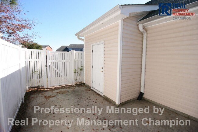 Building Photo - End Unit Condo with Open Floorplan and Spl...