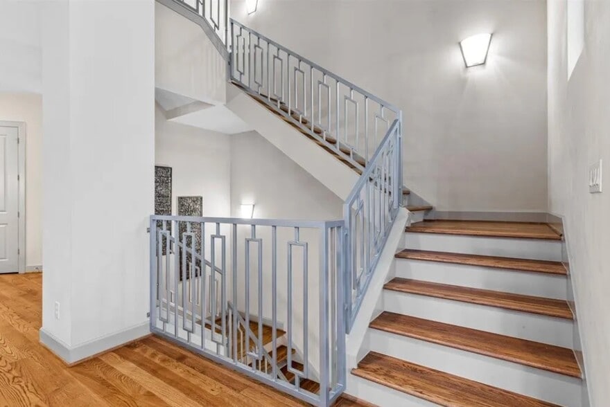 Building Photo - 5311 Lillian St