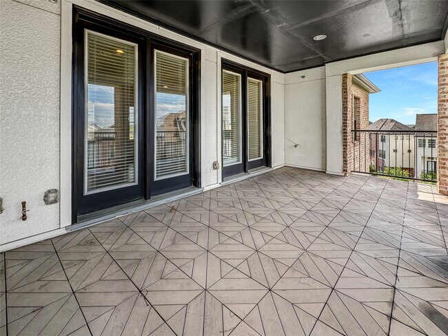 Building Photo - 2003 Covent Garden Station