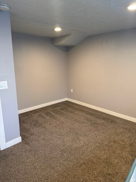 Building Photo - 9518 E Broadway Ave