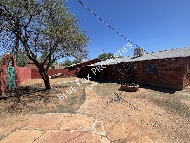 Building Photo - 949 N Montezuma Ave