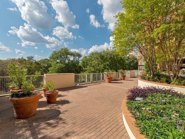 Building Photo - 54 Rainey St