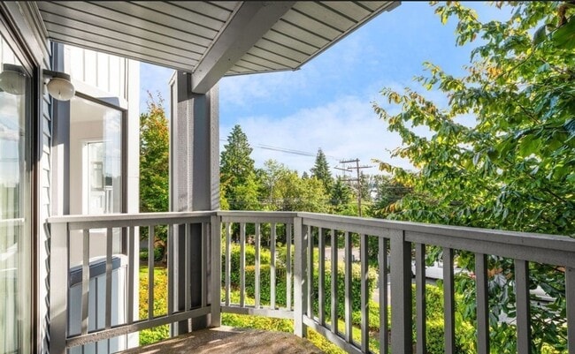 Building Photo - Renovated 2 Bed Kirkland Condo in Salishan...