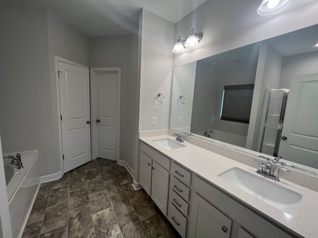 Building Photo - Breathtaking 4 Bedroom, 2 1/2 Bathroom House in Winston Salem, NC!