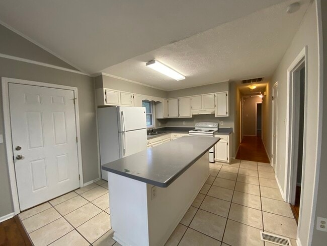 Building Photo - NOW OFFERING FIRST FULL MONTH FREE IF MOVE...