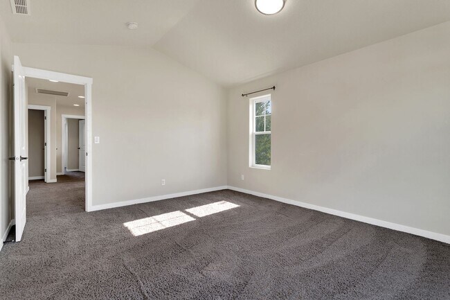 Building Photo - Spacious 4BR/3BA in Beaverton