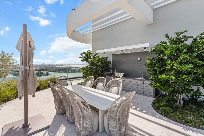 Building Photo - 580 72nd St