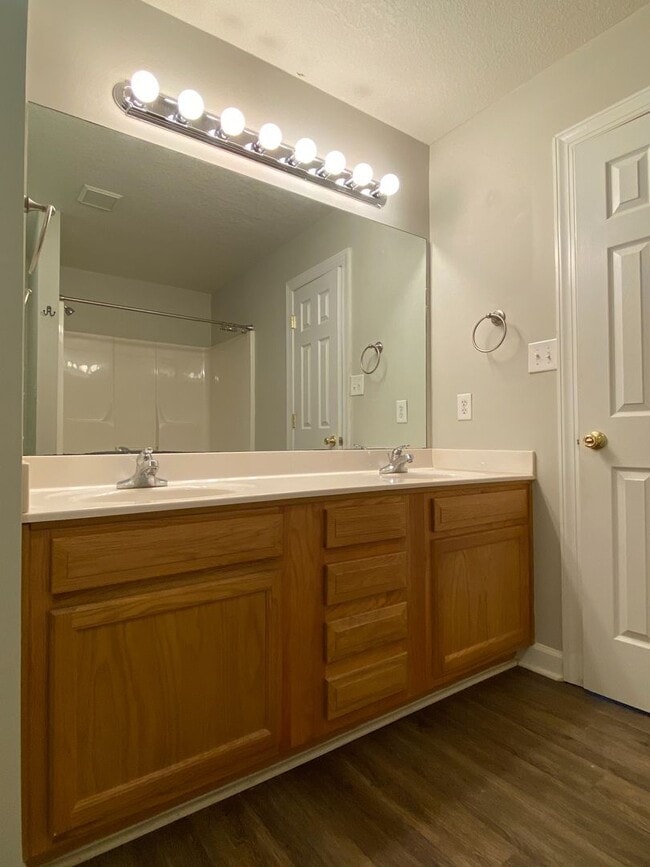 Building Photo - Splendid on Springwood