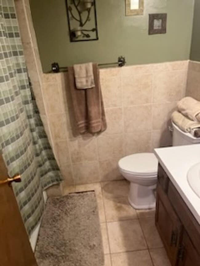 Building Photo - Large 4BR 3BTH 2car attached garage 1/2 du...