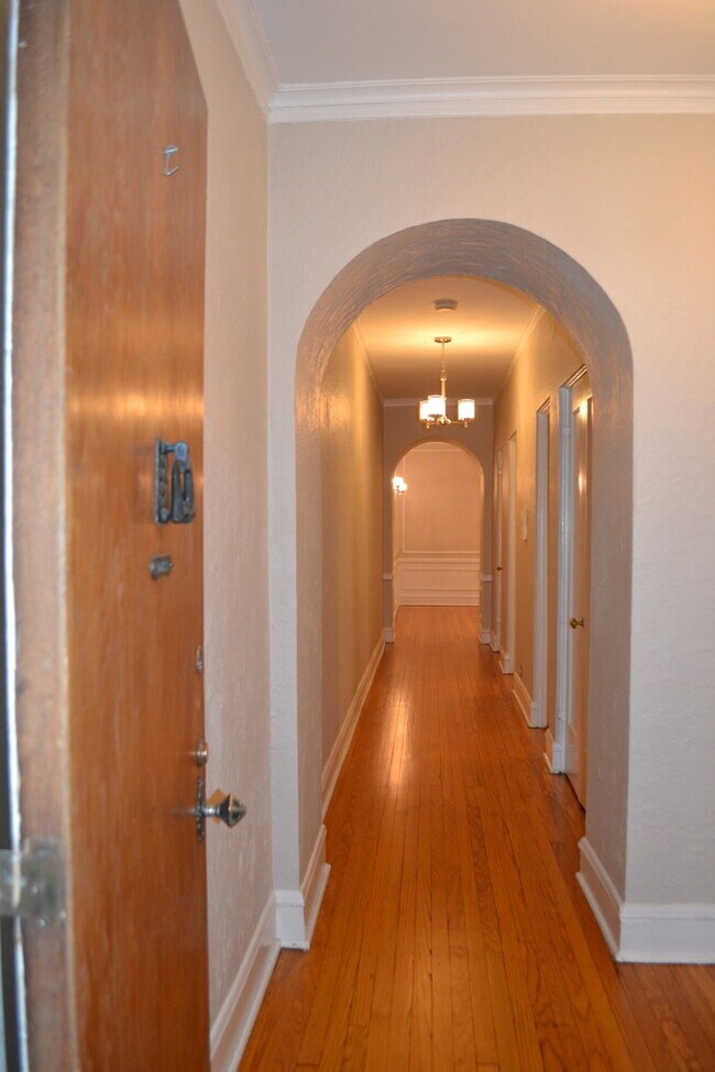 Building Photo - 1055 W North Shore Ave
