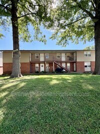 Building Photo - 400 S Bosse Ave