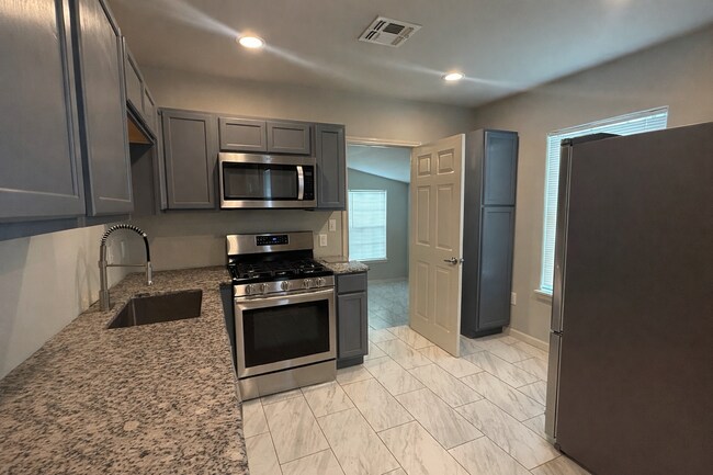 Building Photo - Newly renovated 3 bedroom 2 bath home centrally located!