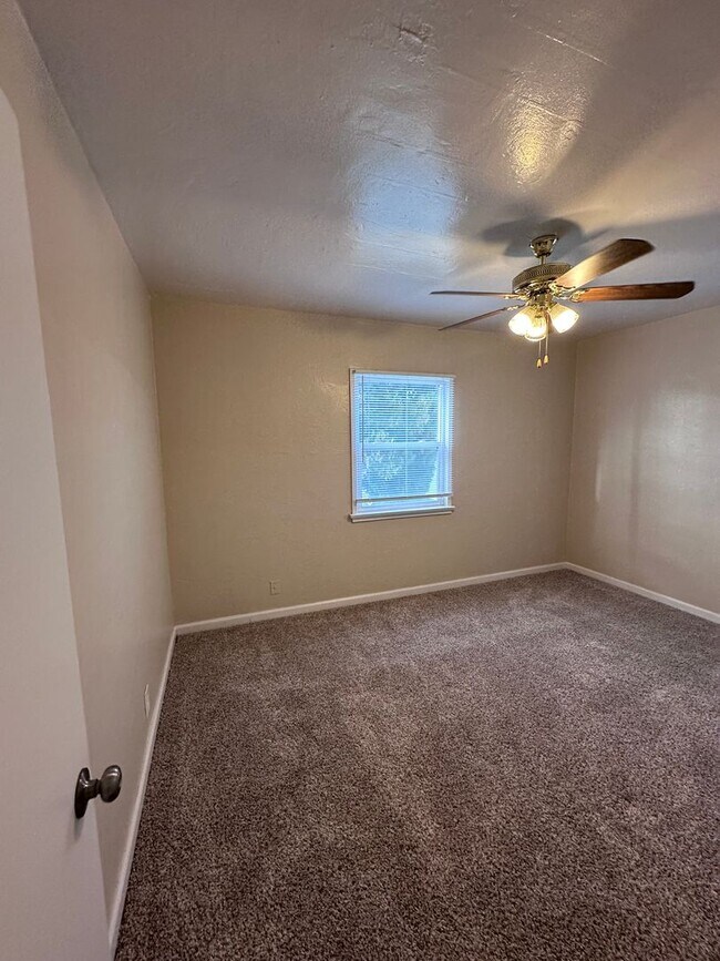 Building Photo - 2114 Brundage Ln