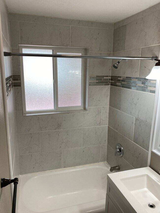 Building Photo - 20th St SE Duplex