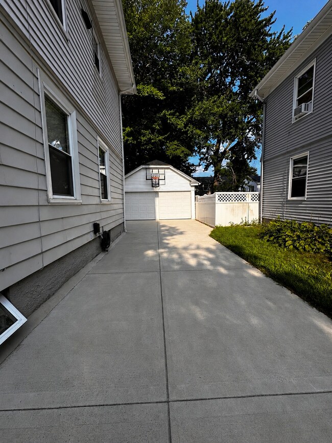 Building Photo - 651 Pleasant Valley Pkwy