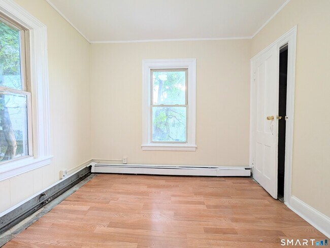 Building Photo - 107 Catherine St
