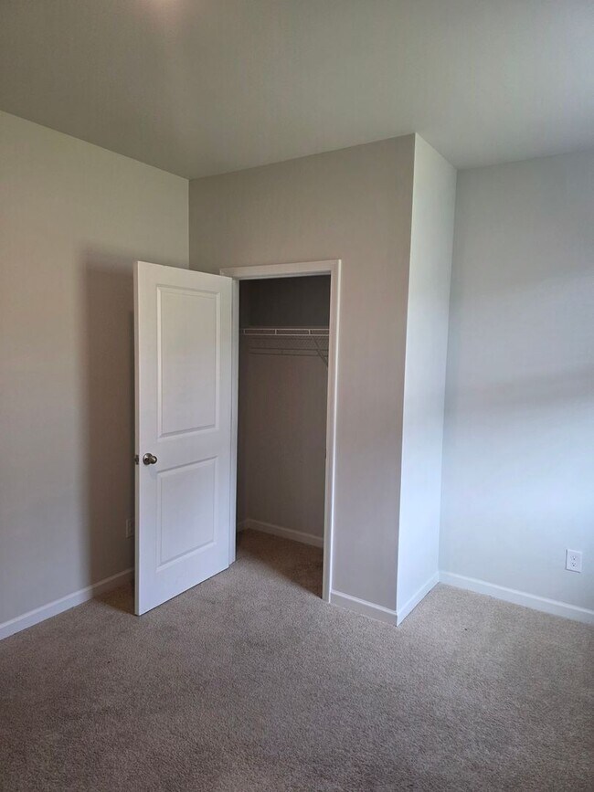 Building Photo - 5 BEDROOMS