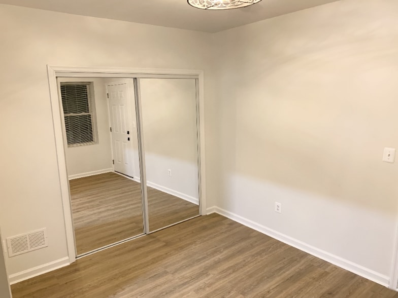 Building Photo - 1600 S Charles St