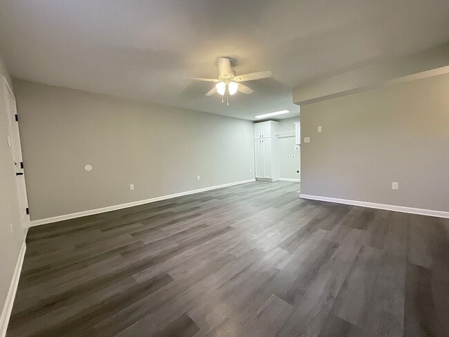 Building Photo - 713 Melody Ln