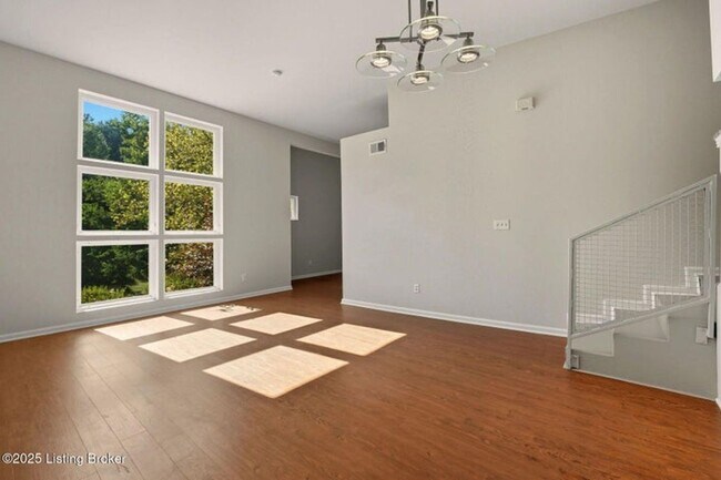 Building Photo - Updated Crescent hills Condo 2 bed/2 bath