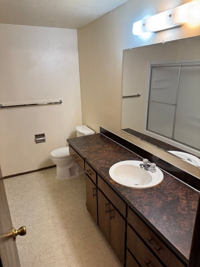 Building Photo - Updated 2 bedroom 1 1/2 bath duplex in Springfield!  MOVE IN SPECIAL!