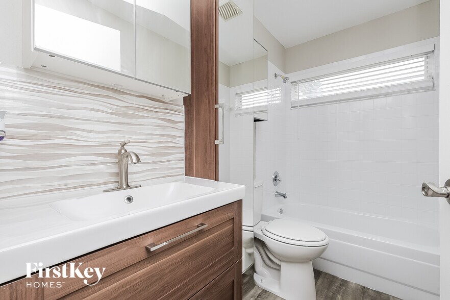 Building Photo - 1033 Hardwood Dr