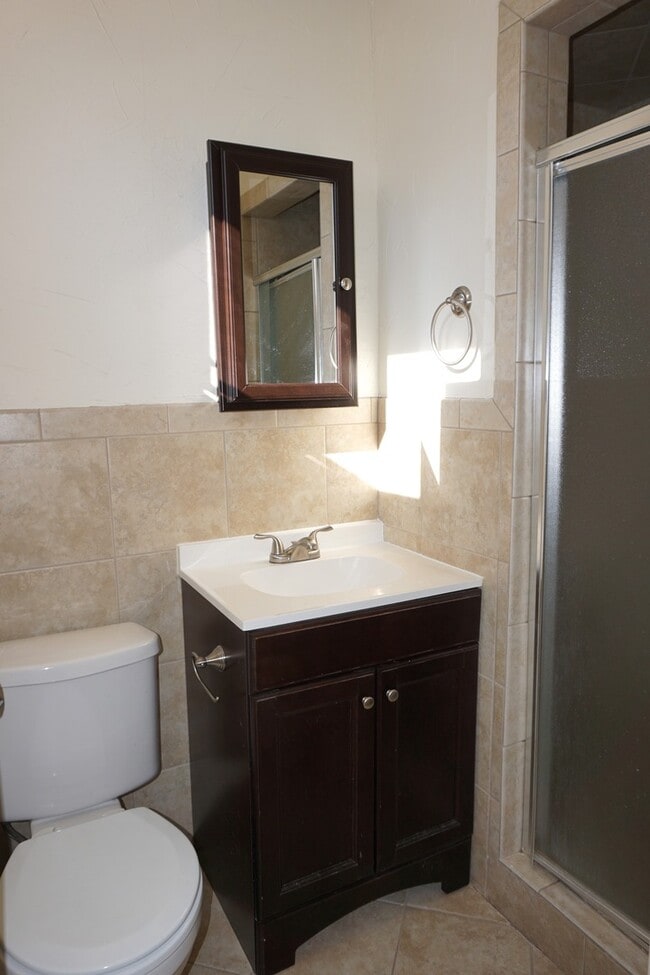 Building Photo - Beautiful home near College Hill!