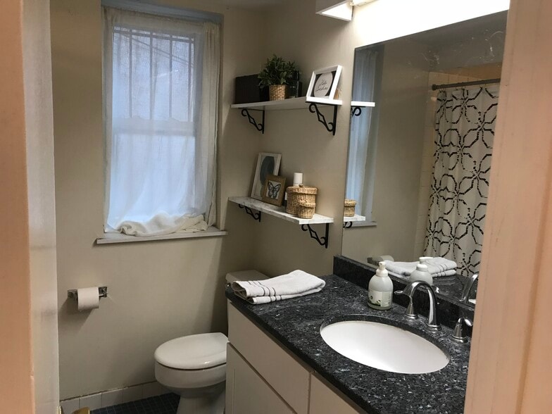 Building Photo - 716 N 23rd St