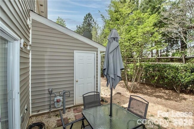 Building Photo - 137 Lynch Cir