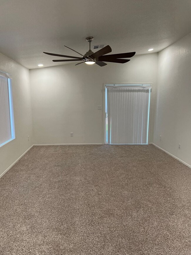 Building Photo - 4 BEDROOM HOME!