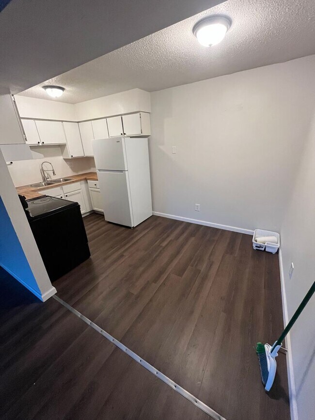Building Photo - 1048 Langley Rd