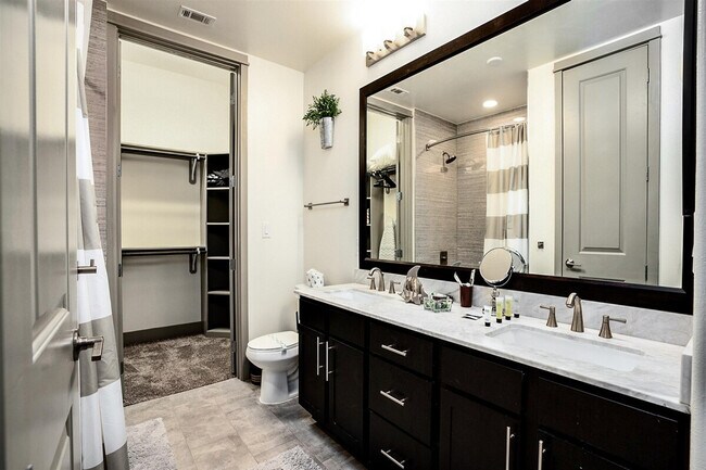 Building Photo - 800 Sorella Ct