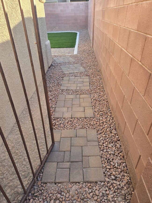 Building Photo - Fully Remodeled 3 bedroom Stallion Mountai...