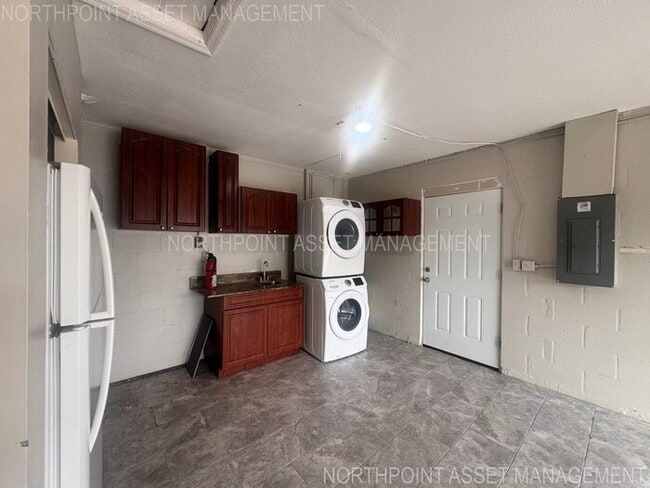 Building Photo - 2 Spacious Bedrooms and 2 Modern Bathrooms...
