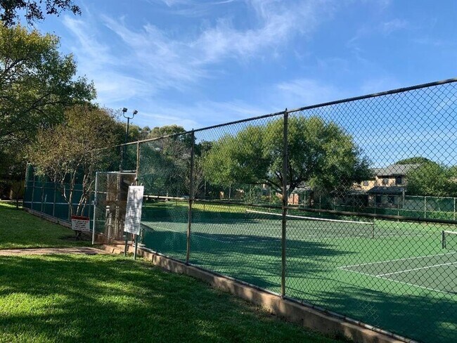 Building Photo - 9535 Quail Village Ln