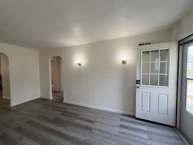 Building Photo - Freshly remodeled 3br 1ba, garage, LVP Flooring throughout.