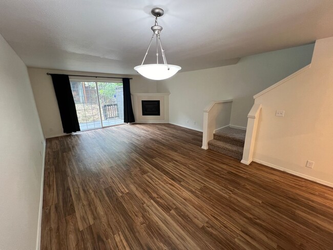 Building Photo - Two Bedroom Townhouse in South Salem with ...