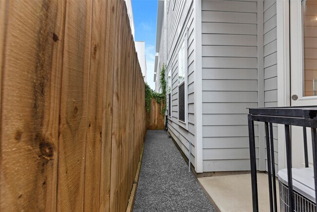 Building Photo - 847 Rachel St