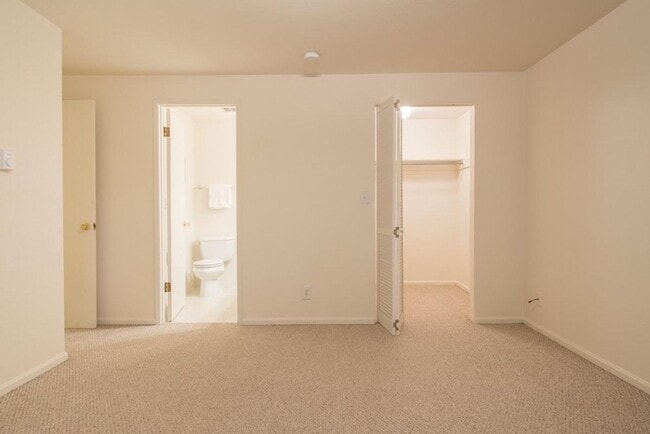 Building Photo - 3Bd/2.5Ba Seattle Duplex