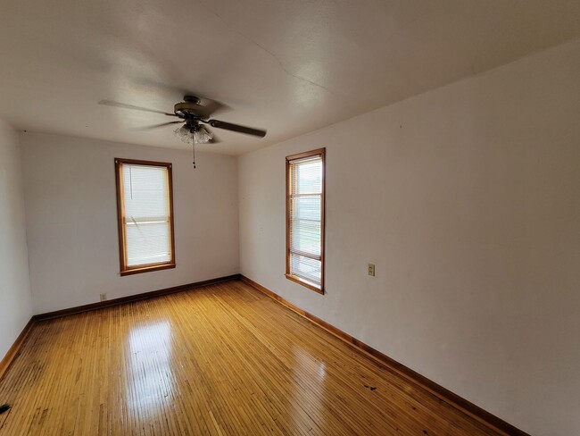 Building Photo - 5 Bedroom House in Cedar Falls