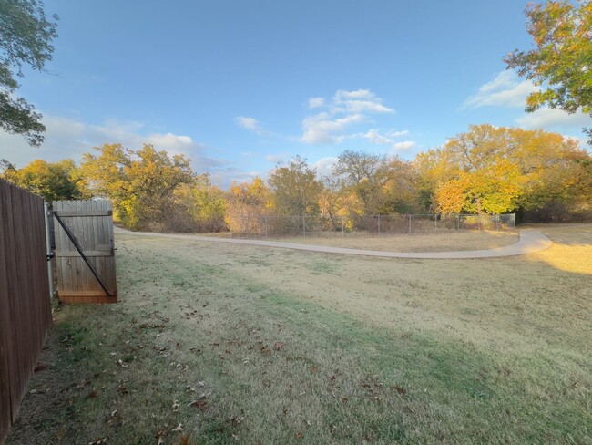 Building Photo - Discover Your Edmond Oasis! AVAILABLE JANU...